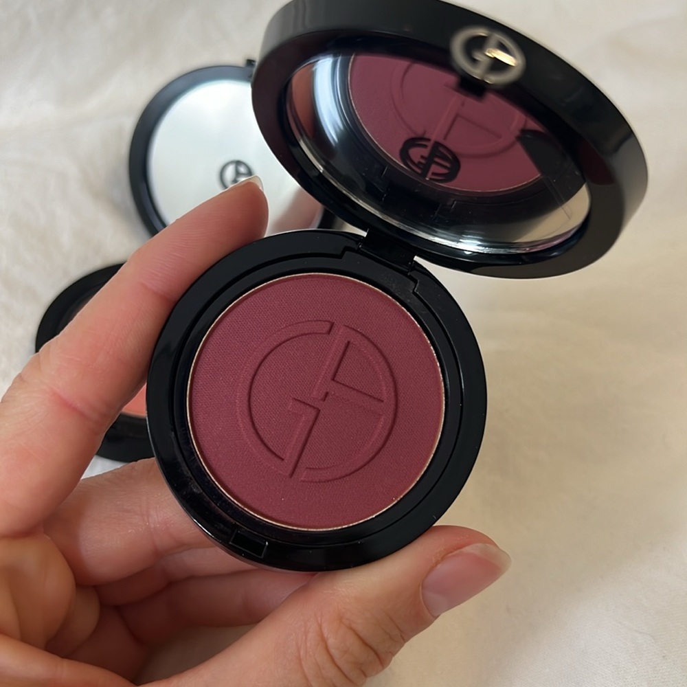 Armani blushes - Picture 3 of 4